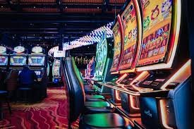 Live blackjack table interface with dealer, cards, and player chat on akasia899 login